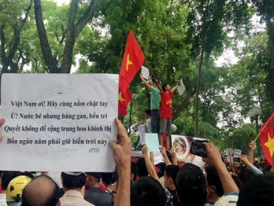 Sôi sục khí thế người dân Việt Nam phản đối Trung Quốc