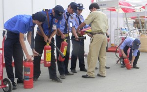 Nhân viên bảo vệ trong khóa tập huấn về phòng chống cháy nổ