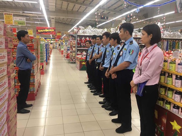 Nhân viên bảo vệ tại siêu thị