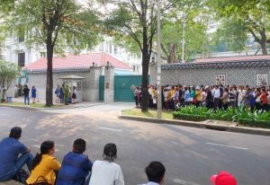 nhân viên bảo vệ đại sứ quán